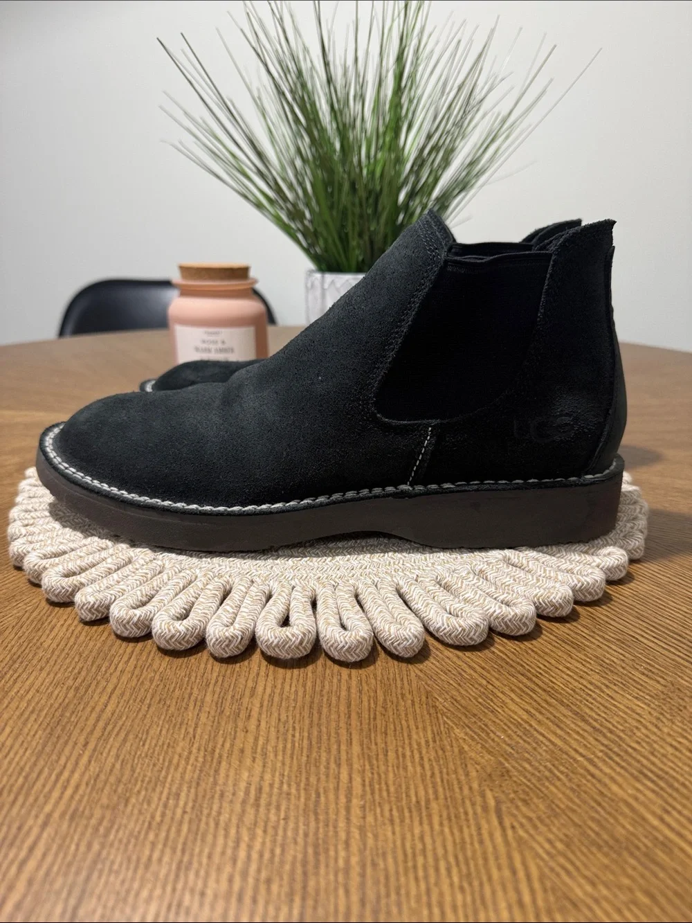 Ugg mens 11 black suede leather Camino Chelsea boots EUC